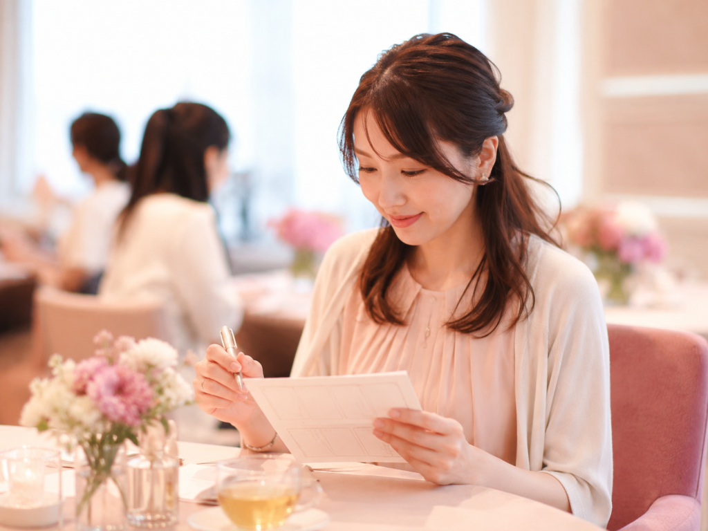 婚活パーティーで自分らしく話せる相手と出会う女性