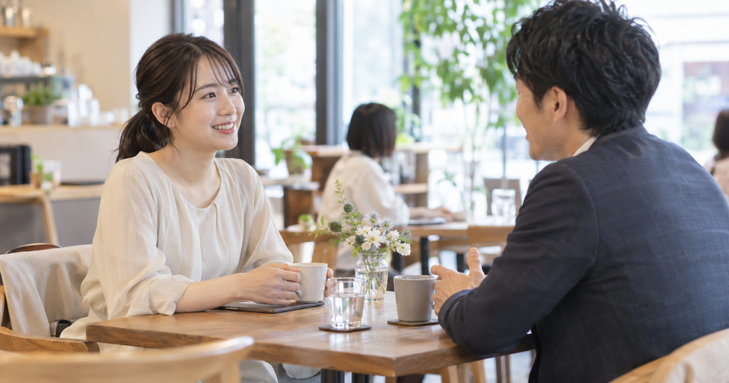 結婚相談所で初対面の男性と会話する女性