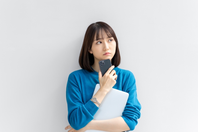 ホワイトキーの婚活パーティーについて疑問を確認する女性