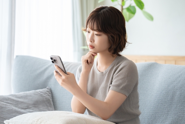 結婚相手に求める条件を整理する女性