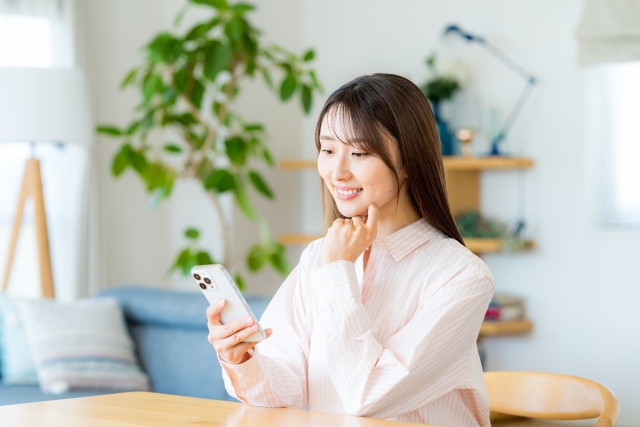 婚活パーティーの参加費用を確認する女性
