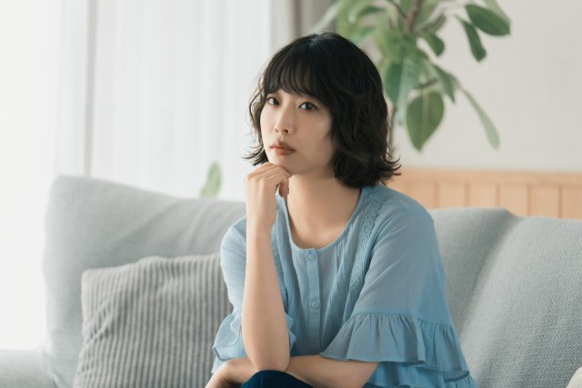 婚活アプリでメッセージが続かず悩む女性