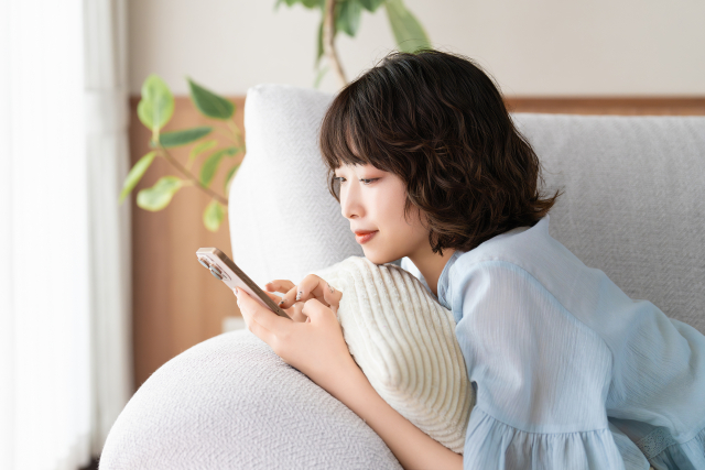 婚活アプリで短時間の初デートを提案する女性