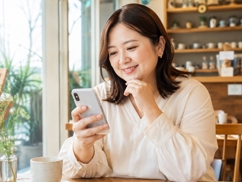 無料登録を検討する婚活女性