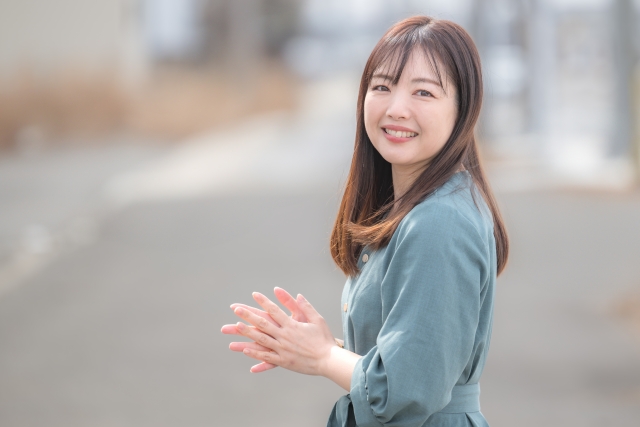 前向きに婚活を始める女性