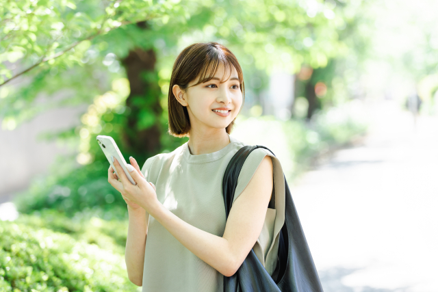 婚活アプリのプロフィール写真と自己紹介文を整える女性