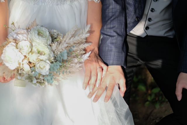 婚活アプリの料金を確認する女性