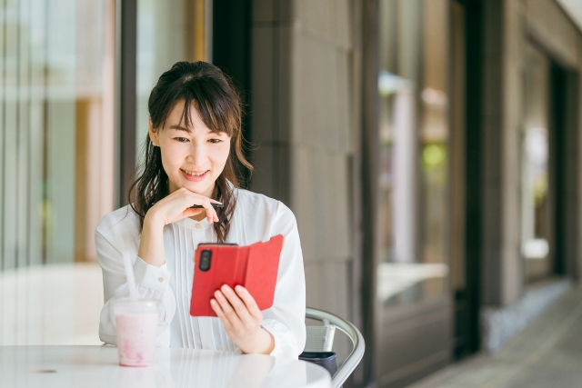 茜会の注意点を確認する女性のイメージ