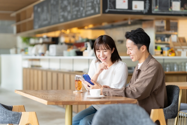 自分に合う婚活サービスを比較する30代女性