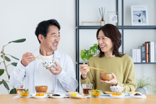 中高年女性が茜会について調べるイメージ