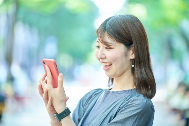 オンライン結婚相談所と婚活アプリの違いを確認する女性