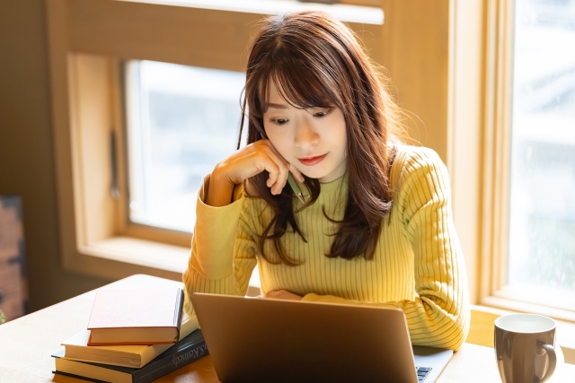 婚活アプリを続けるか見直す女性