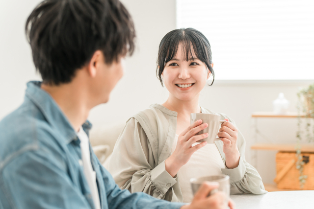 真剣交際に進む前の見極めポイントを確認する女性
