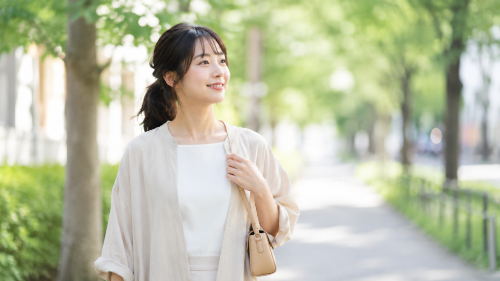 結婚相談所の選び方を確認する女性