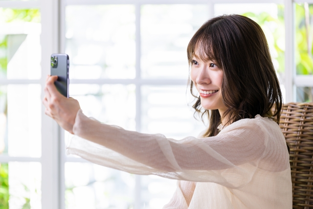 自撮りする婚活女性
