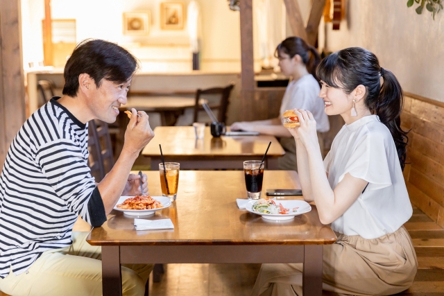 結婚観を話し合う男女