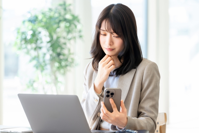 婚活方法を考える女性