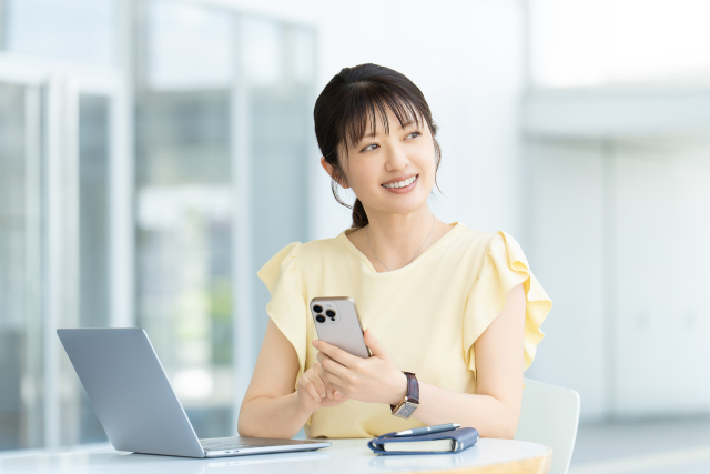 よくある質問を確認する女性