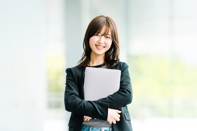 結婚相談所を比較する女性