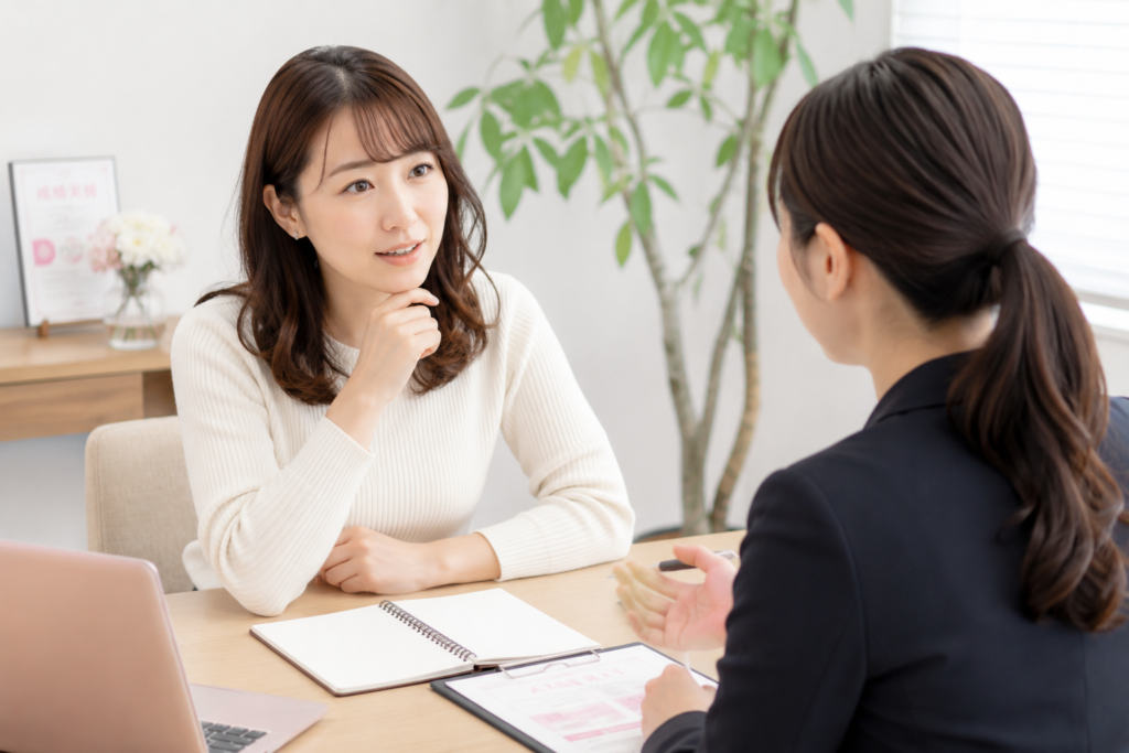 カウンセラーに婚活相談する女性