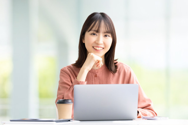 婚活プロフィールを書く女性