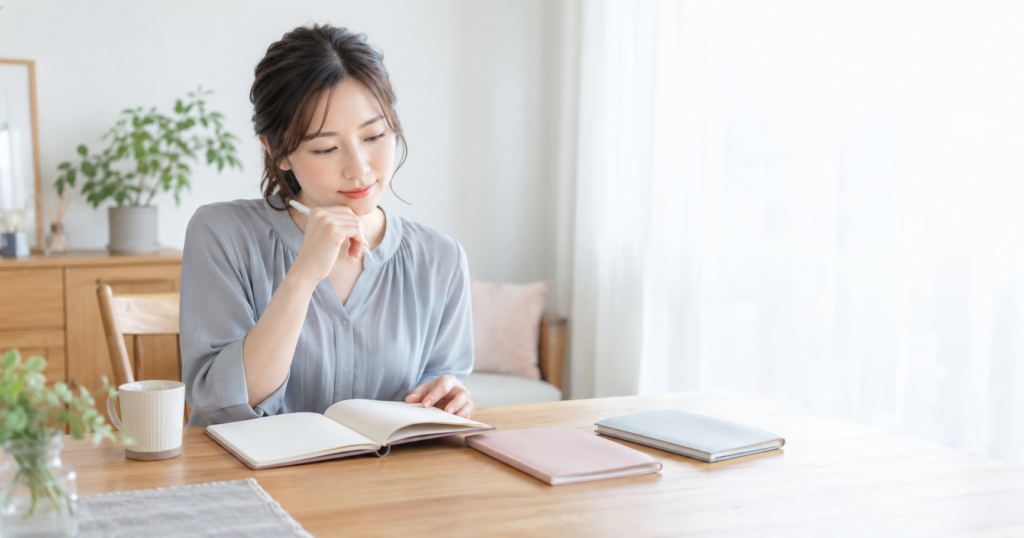 結婚相談所を乗り換えるか判断するため悩みを整理する女性