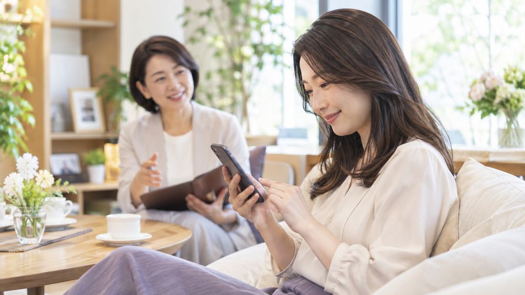 自分で相手を探す方法とカウンセラーから紹介を受ける婚活のイメージ