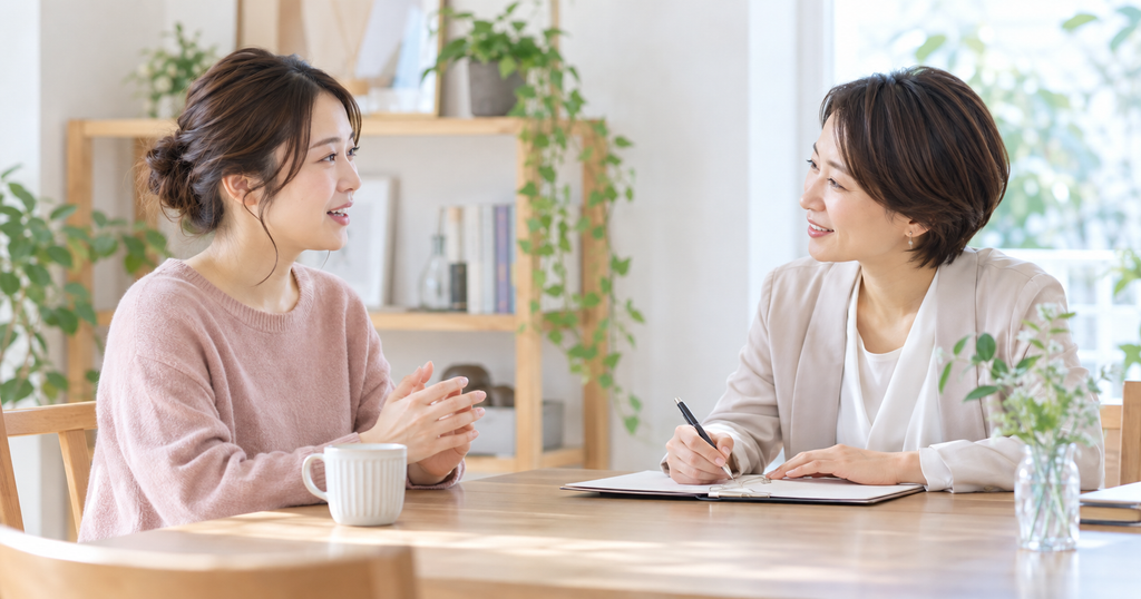 結婚相談所の明るい面談スペースでカウンセラーに相談する女性