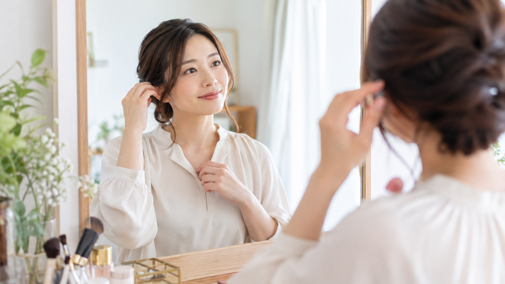 結婚相談所のプロフィール写真撮影に向けて身だしなみを整える女性